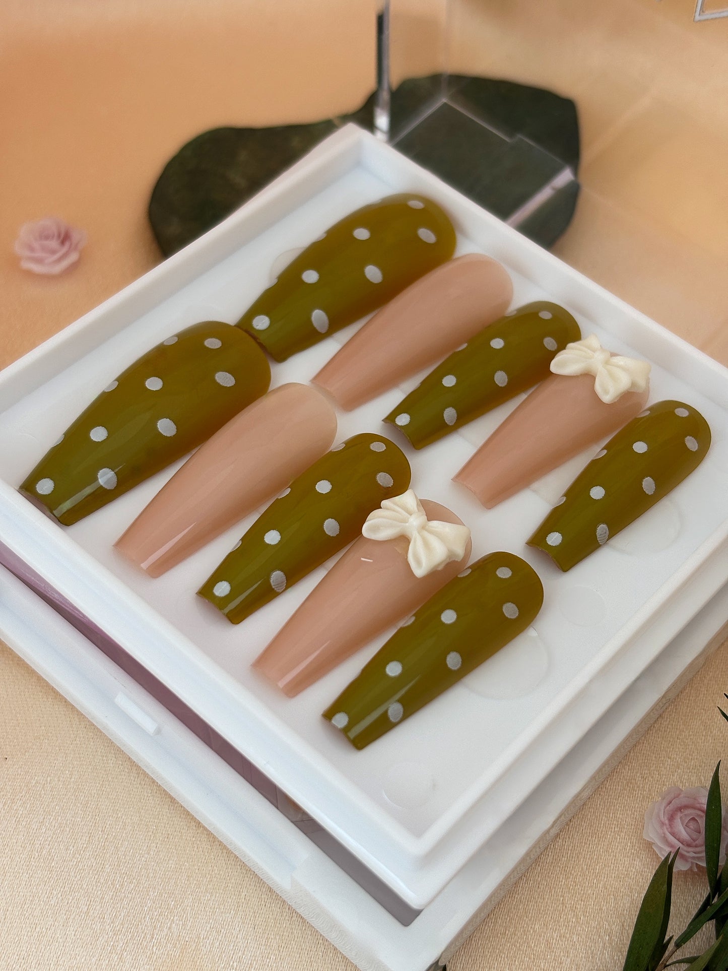 Press-On Nails Bow & Olive